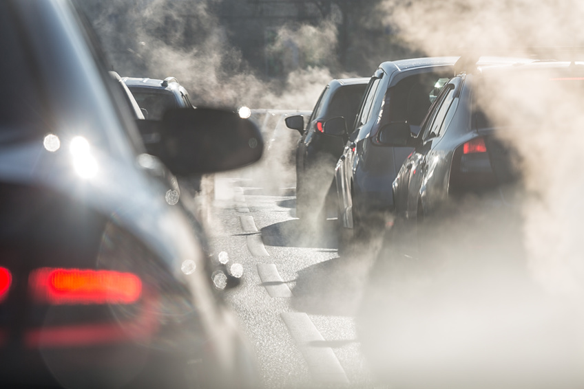 Dieselabgase auf der Straße im Stau