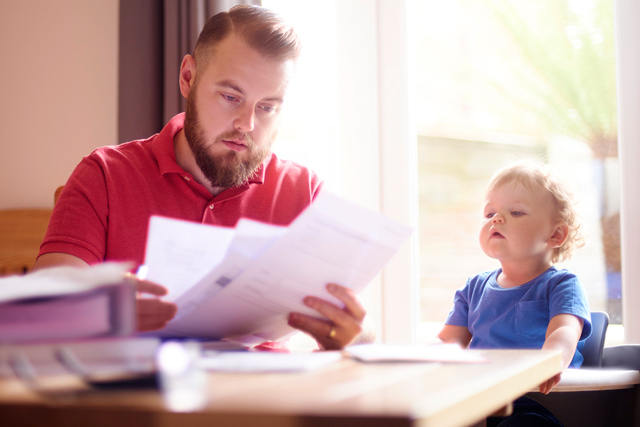 Vater und Sohn schauen Rechnungen durch