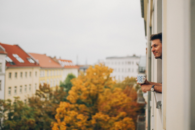 Mieter schaut aus dem Fenster