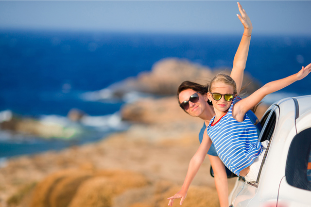 Mutter und Tochter mit Mietwagen im Urlaub