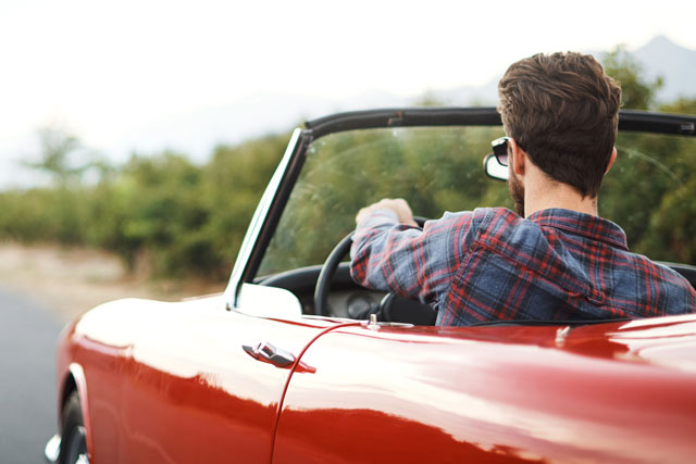 Mann im Cabrio