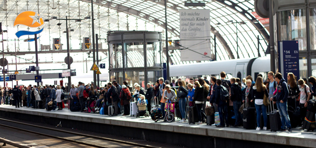 Wartende Bahnreisende