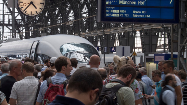 Voller Bahnsteig, voller Zug.