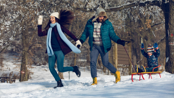 Familie spaziert im Schnee