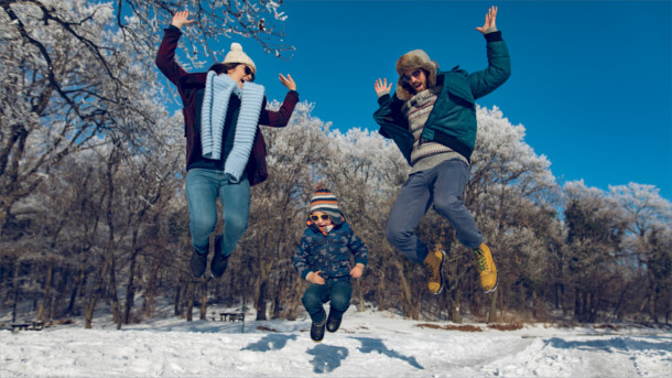 Familie spaziert im Schnee