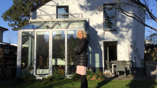 Mona Bahnassawy vor ihrem Haus.