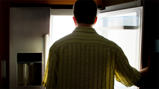 Mann vorm Kühlschrank
