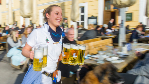 Frau kellnert im Biergarten