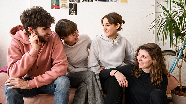 Schon ordentlich was gespart -die WG gemeinsam auf dem Sofa.