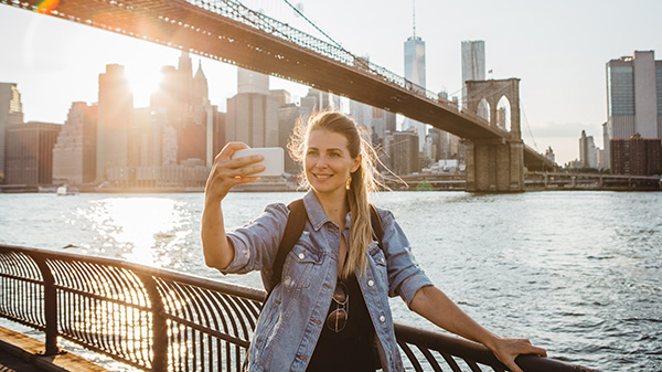 Mit dem richtigen Tarif können Sie auch in den USA sorglos zum Smartphone greifen.