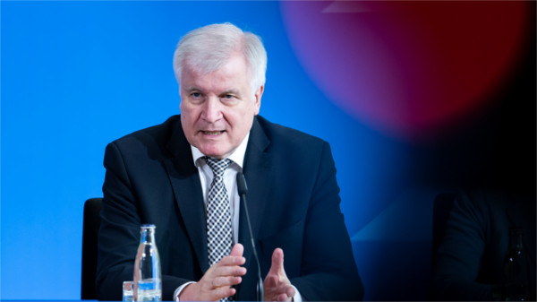 Blog-T5-Wohngeld_Bernd von Jutrczenka_dpa Horst Seehofer bei einer Pressekonferenz zum Gesetzesvorschlag für das Wohngeld