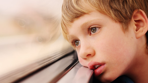Kind in Bahn
