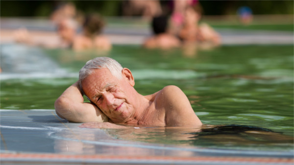 Mann in der Therme während einer Reha
