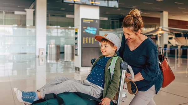 Familie am Flughafen