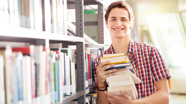 Student in der Bibliothek