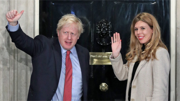 Boris Johnson mit seiner Freundin vor dem Wohnsitz Downing Street Number 10