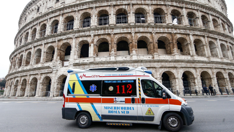 Alles leergefegt vor dem Colloseum in Rom.