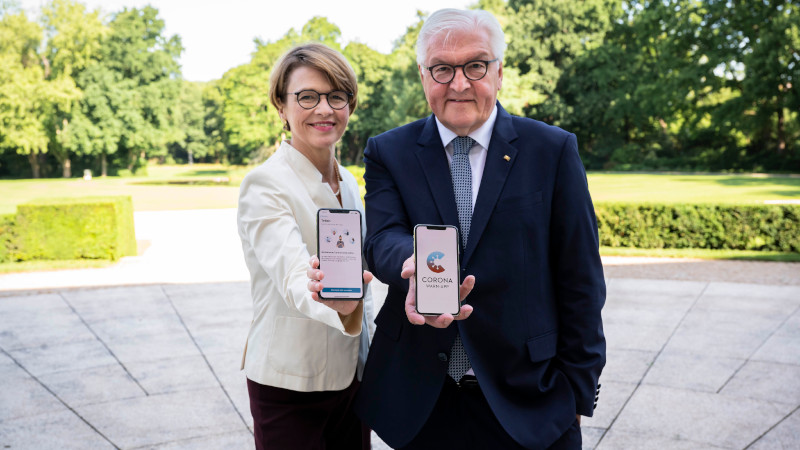 Bundespräsident mit Corona Warn-App