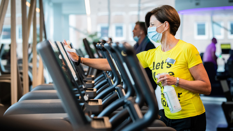 Fitnessclub Frau mit Maske