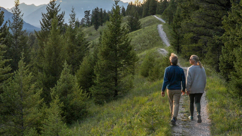 Rentner Paar auf Wanderweg mit Ausblick