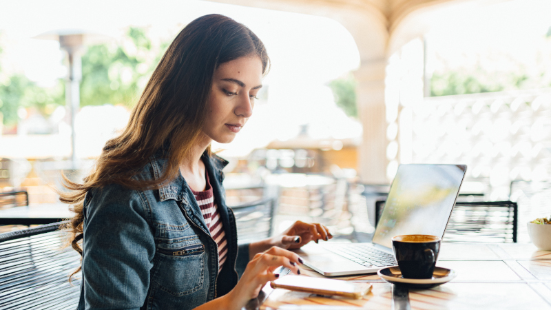 Frau arbeitet in Cafe