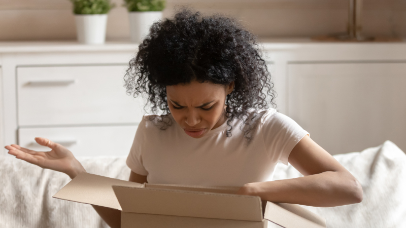 Frau beim Auspacken eines Pakets