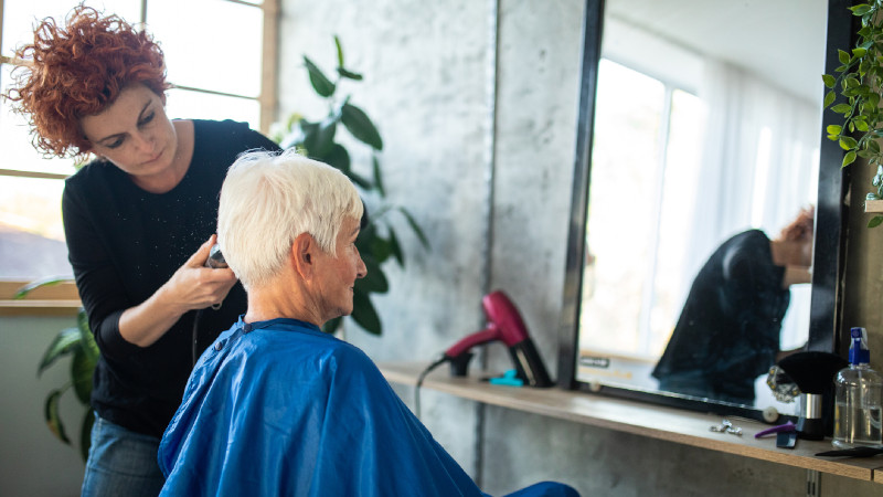 Ältere Friseurin