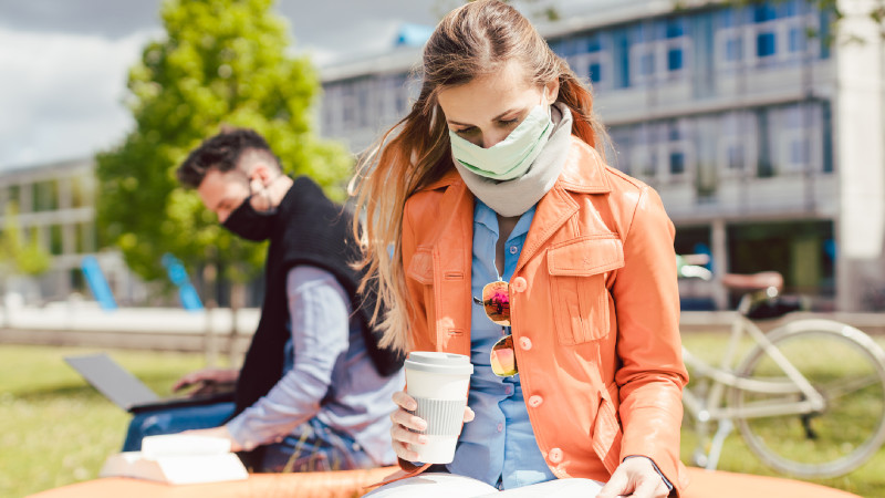 Studentin mit Mundschutz