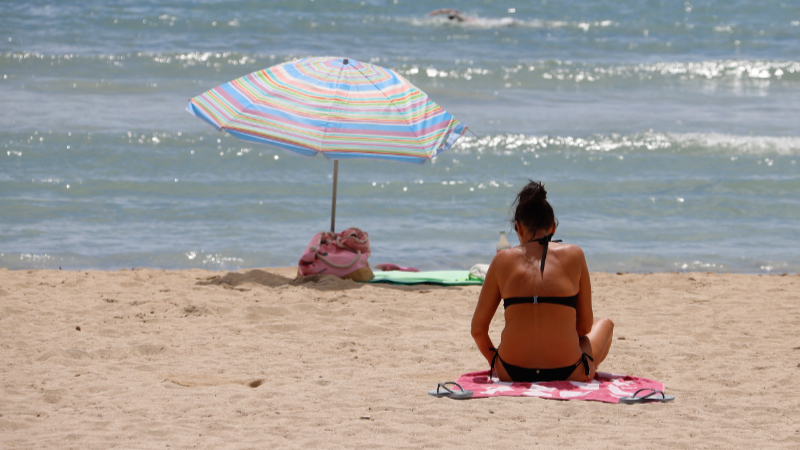 Frau alleine am Strand