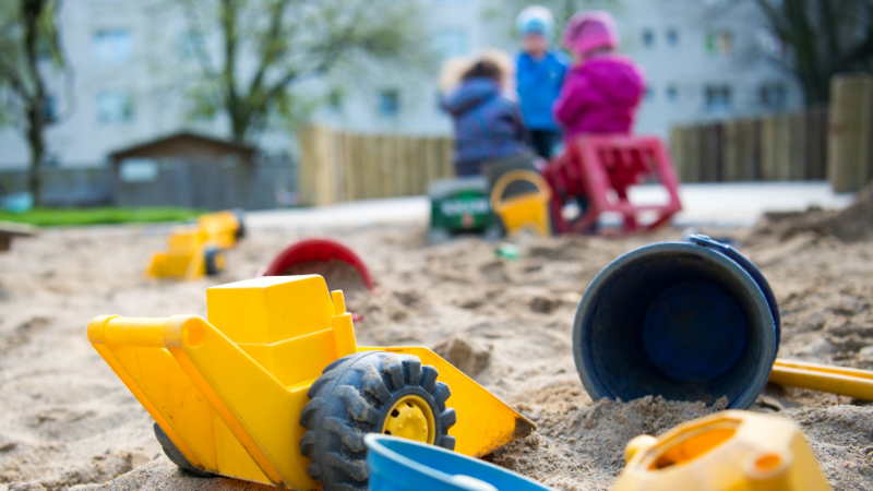 Kinder spielen in einer Kindertagesstätte