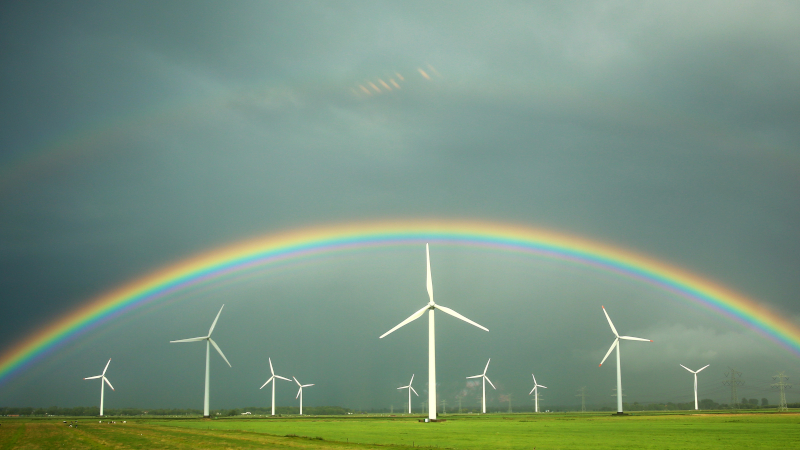 Regenbogen über Windrädern