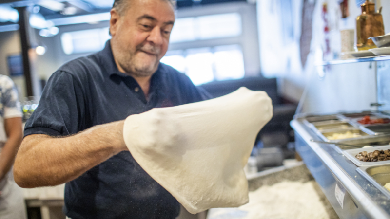 Pizzabäcker formt den Teig