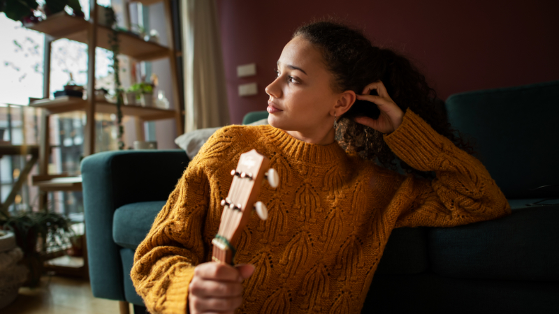 Junge Künstlerin mit Gitarre