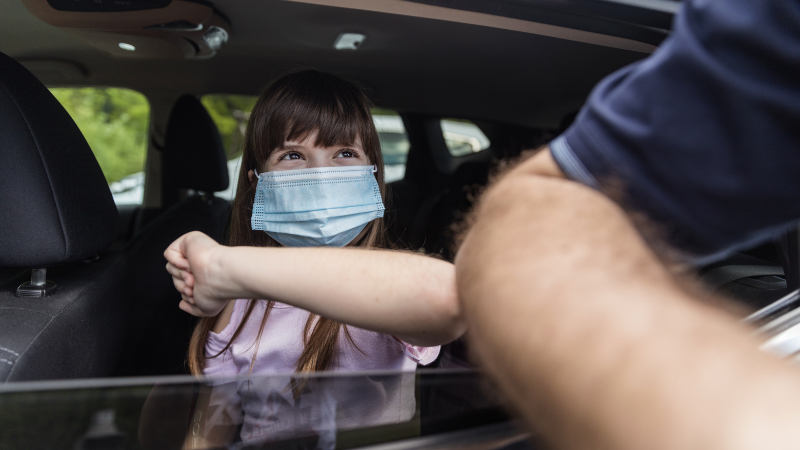 Mädchen mit Maske im Auto