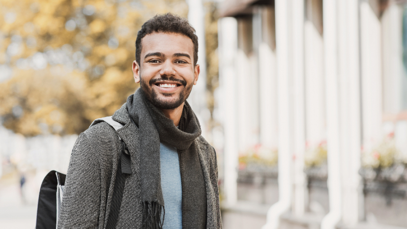 Glücklicher Student