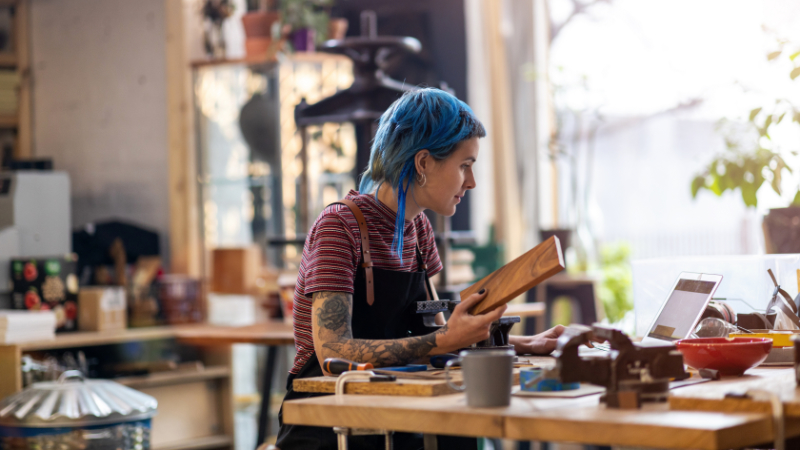 Freelancerin in ihrer Werkstatt