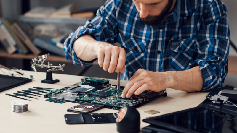 Selbstständiger bei der Computerreparatur