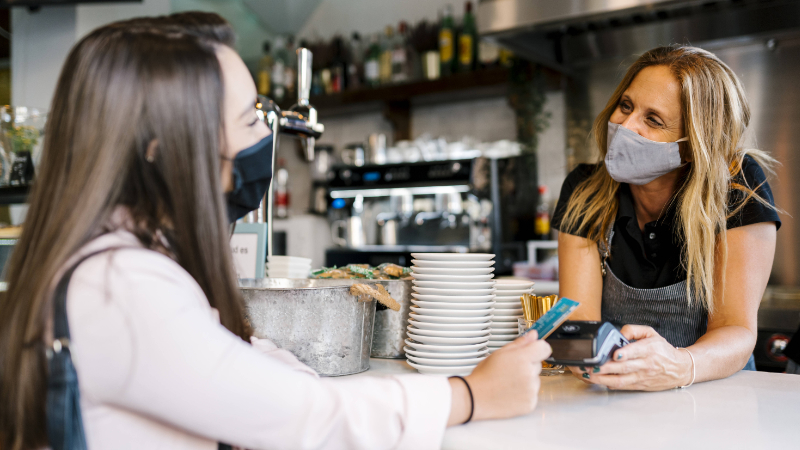 Barista und Kundin im Cafe