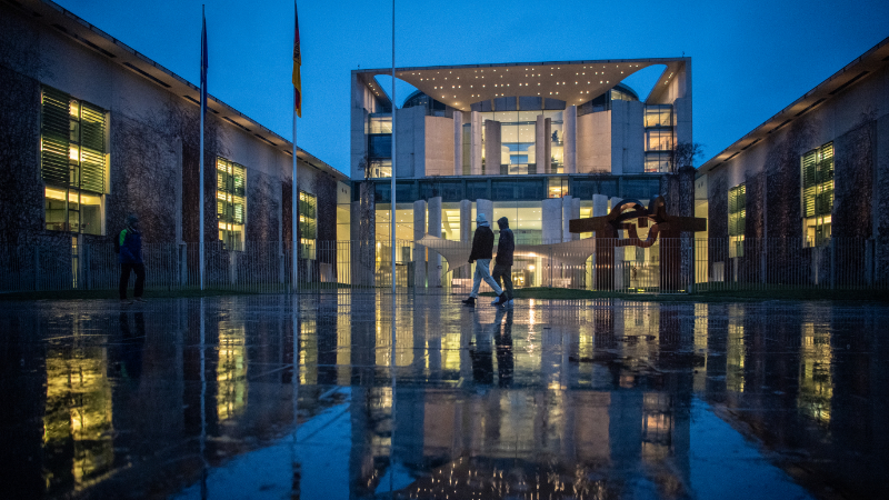 Das Kanzleramt am Abend