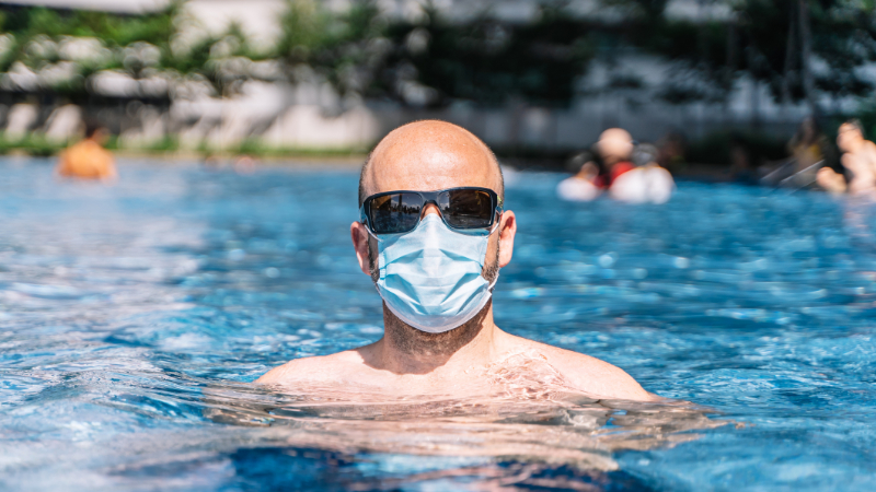 Tourist beim Baden mit Maske