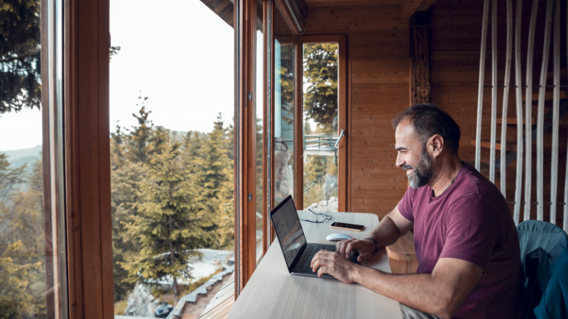 Mann arbeitet über LTE in abgelegener Hütte