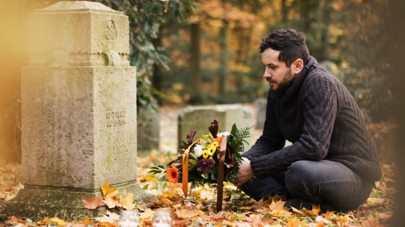 Mann am Friedhof
