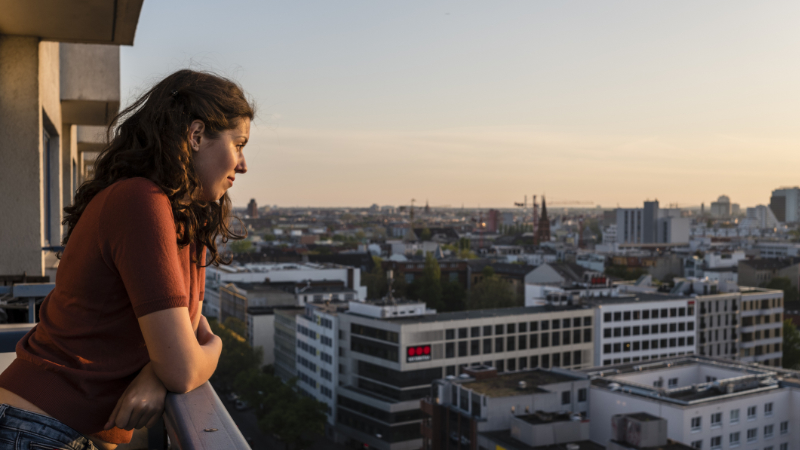 Junge Frau auf Balkon