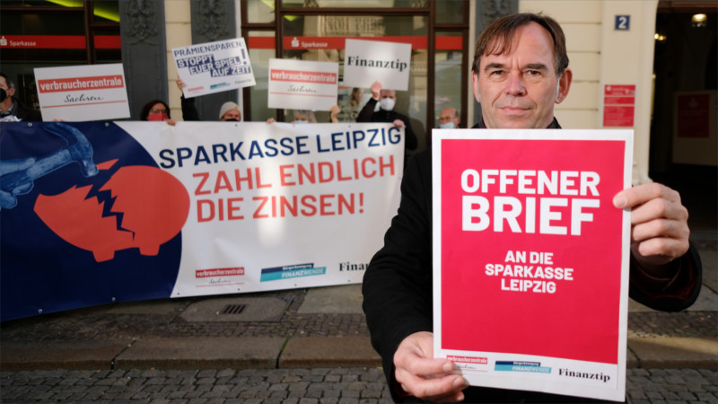 Hermann Tenhagen vor der Sparkasse Leipzig