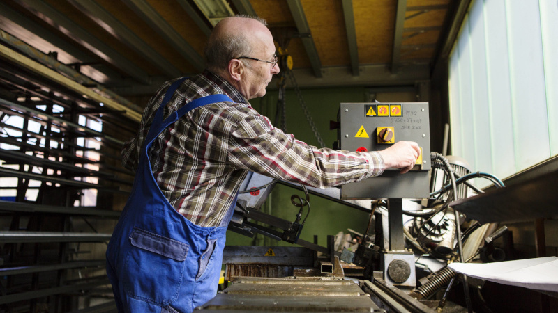 Rentner an der Werkbank