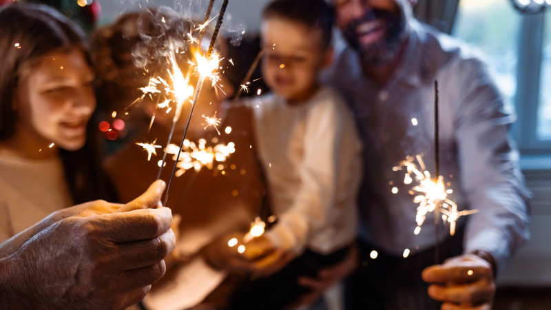 Familie mit Wunderkerzen