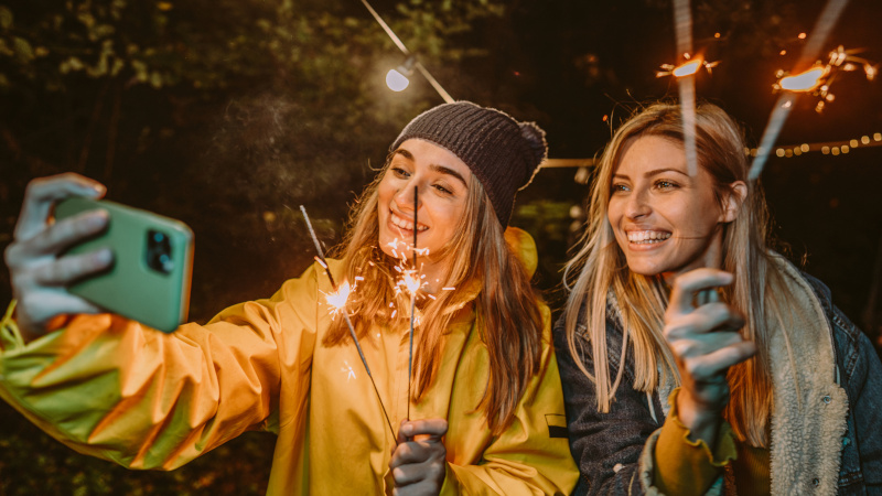 Frauen machen ein Selfie zu Silvester