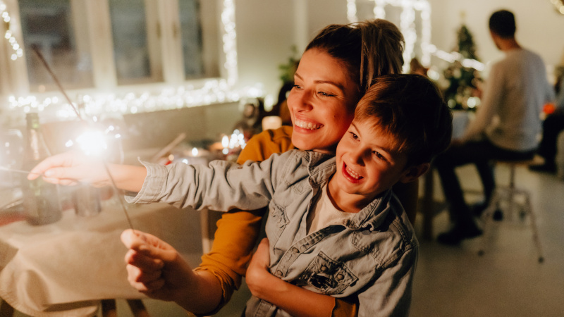 Mutter und Sohn mit Wunderkerze