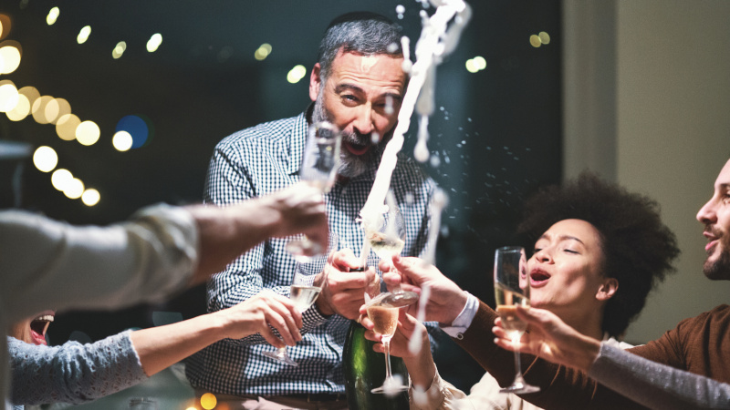 Mann verschüttet Champagner