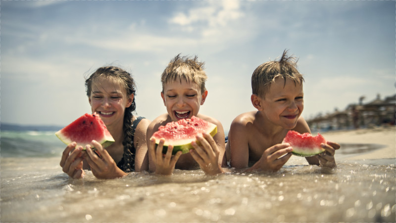 Kinder am Strand